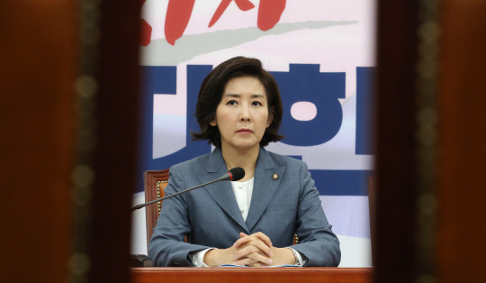 나경원 한국당 원내대표가 5일 오전 국회에서 열린 최고위원회의에서 무거운 표정으로 생각에 잠겨 있다. 연합뉴스